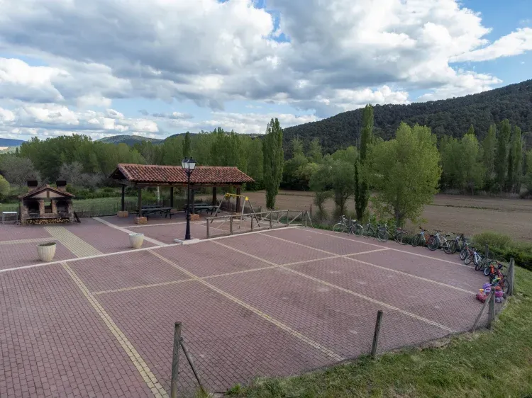 Imagen de Exteriores barbacoas-porche, columpios-bicicletas