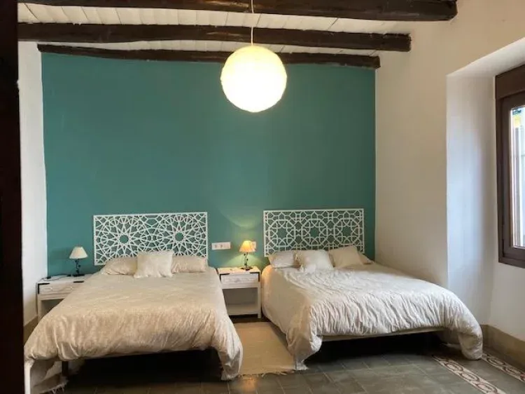 Imagen de Dormitorio con dos camas dobles
