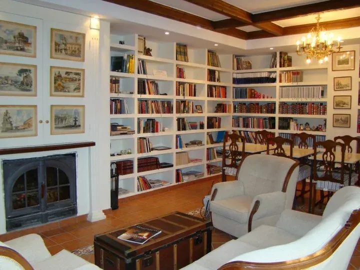 Imagen de El salón con chimenea y rincón de lectura.