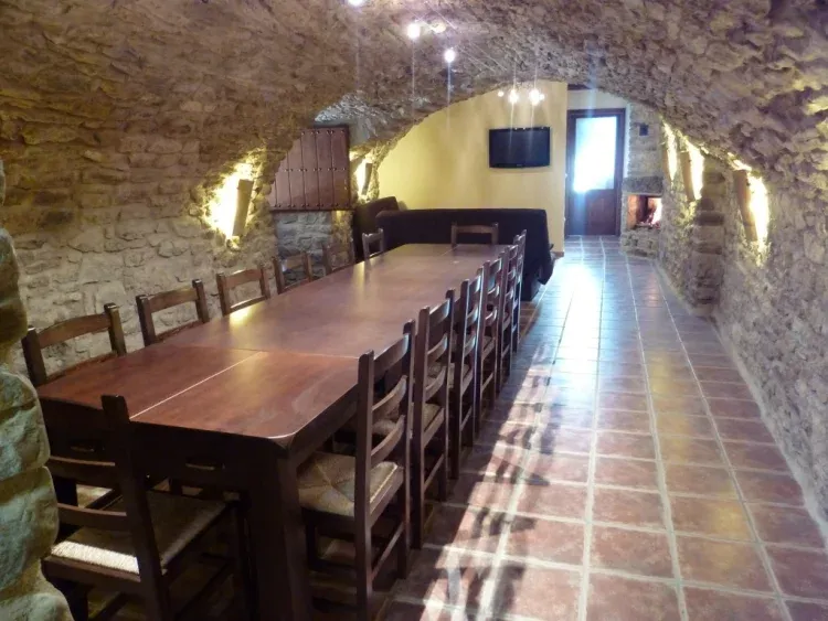 Imagen de Salón comedor avobedado con gran mesa central. Chimenea, TV...
