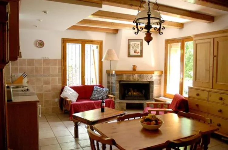 Imagen de salon comedor con chimenea