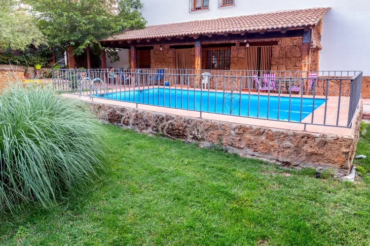 Imagen de porche, jardin y piscina
