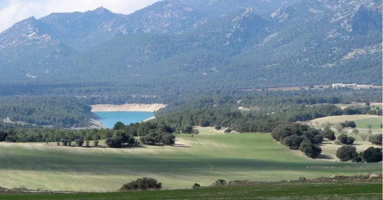 Imagen de Valle del Almicerán con Embalse de la Bolera al fondo. Foto tomada desde los exteriores desde el mismo Alojamiento 