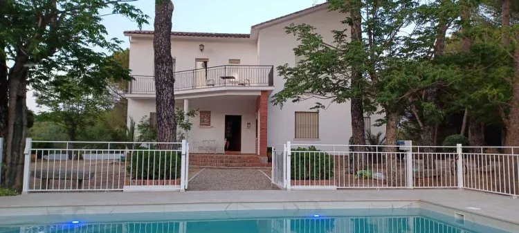 Imagen de Fachada principal y piscina