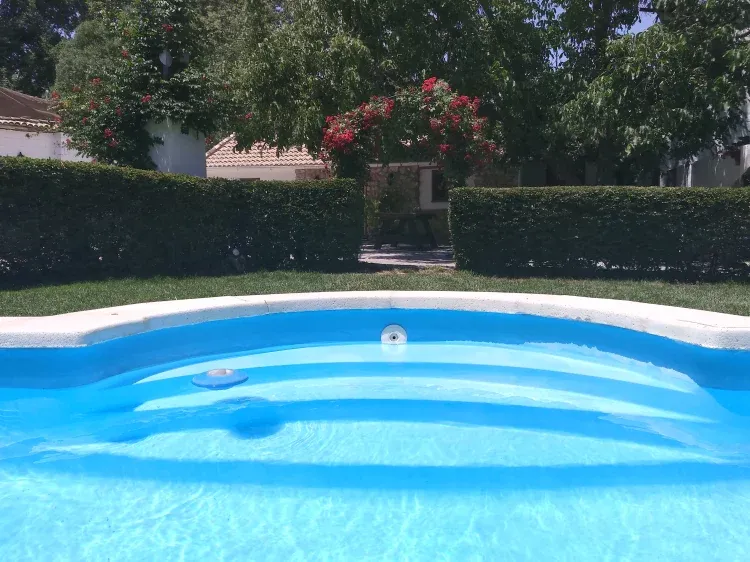 Imagen de Terraza y jardín con piscina
