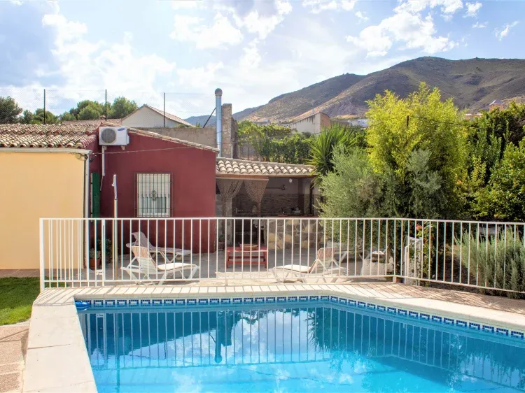 Imagen de vistas a la sierra desde la piscina de la Ronda.