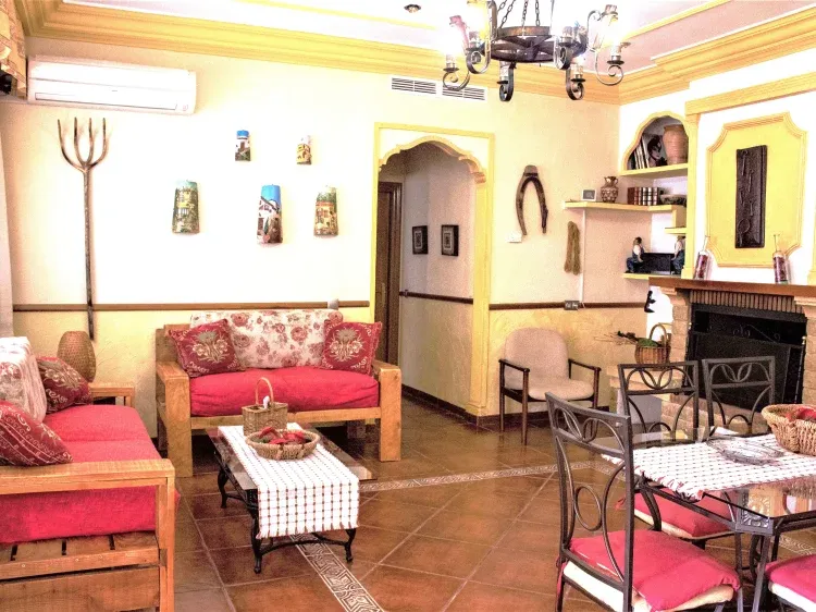 Imagen de sal&oacute;n principal con chimenea La Ronda.