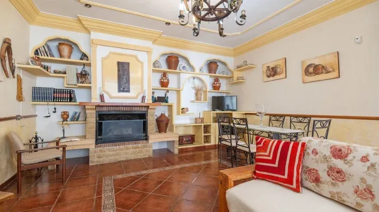 Imagen de vista del sal&oacute;n con chimenea de la Ronda.