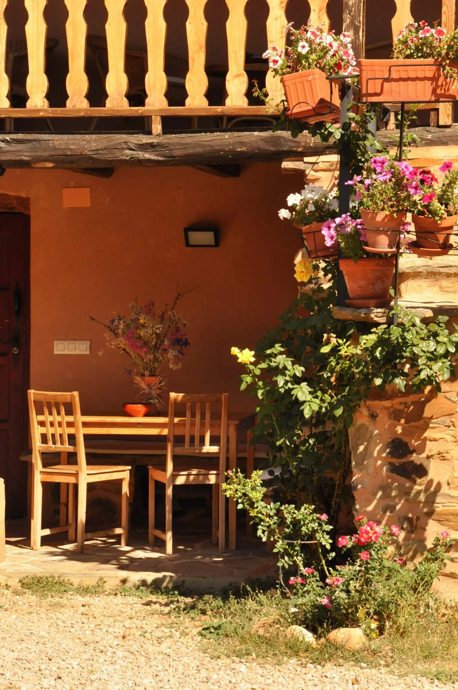 Imagen de Un detalle de uno de los rincones más acogedores del patio central del Albergue Las Águedas