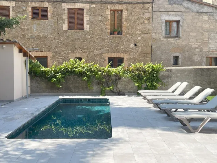 Imagen de Piscina y hamacas