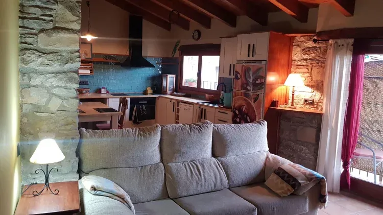 Imagen de Sofa cama-cheilon y  detras zona de comedor-cocina