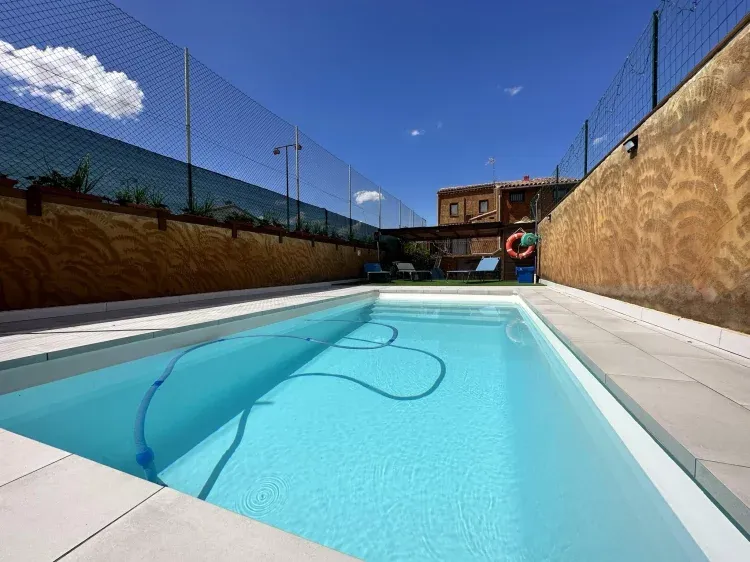 Imagen de Piscina exterior privada con limpiafondos