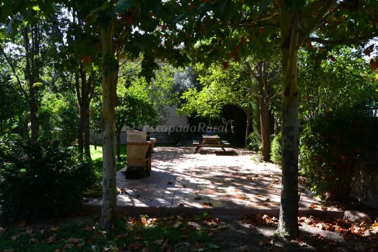 Imagen de Zono de barbacoa en el jardín don 2 mesas de picnic