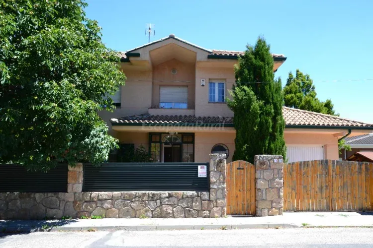 Imagen de Fachada de la casa en verano