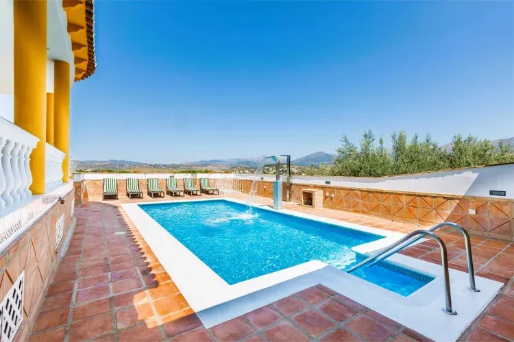 Imagen de Piscina con hamacas al fondo