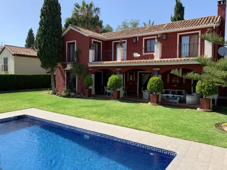 Imagen de FACHADA DE CASA Y JARDÍN