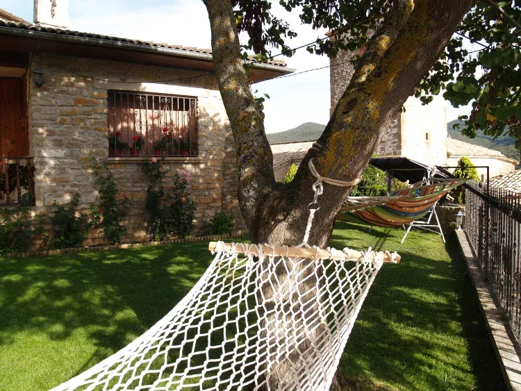 Imagen de Hamacas bajo el árbol