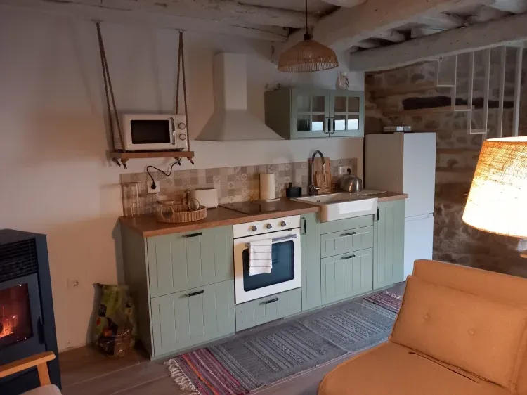 Imagen de Un detalle de la cocina mimada al m&aacute;ximo con detalles y todos los &uacute;tiles necesarios