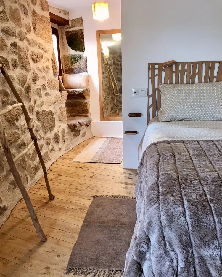 Imagen de Habitaci&oacute;n di&aacute;fana en planta alta con vestido y &quot;parlador&quot;. Detalles finos, delicadeza en el colorido y en elecci&oacute;n de tonos. Madera, piedra y elementos totalmente integrados respetando la construcci&oacute;n original.