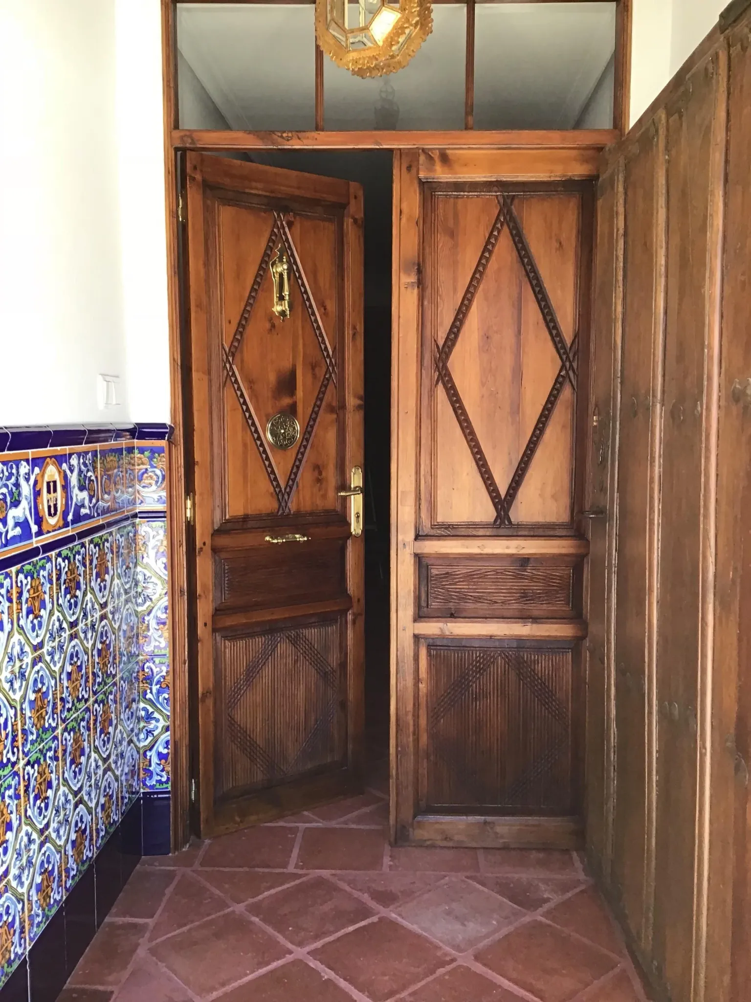 Imagen de Los azulejos son de la fabrica: -  Hijo de Justo Vilar -Manises -despacho: San Vicente,46 Valenciala fabrica cerro en 1921