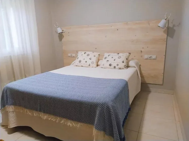 Imagen de Habitación cama matrimonio 1,50 * 2,00 colchón y almohada viscolástico. Rodeiramar2A