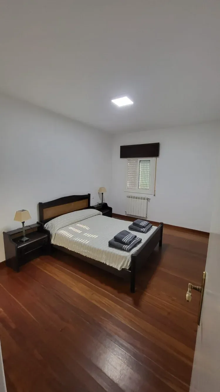 Imagen de habitaci&oacute;n cama grande
