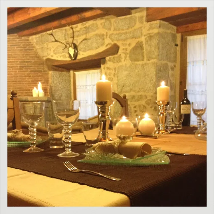 Imagen de Cena en el salón, al calor de la hoguera.