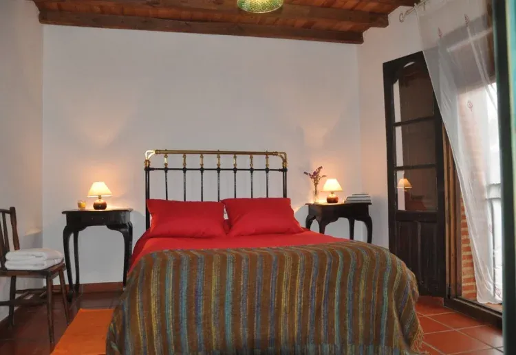 Imagen de Aguamanil. Habitación con cama de matrimonio