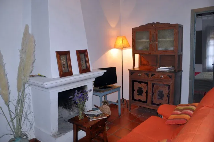 Imagen de Aguamanil. Detalle de la chimenea