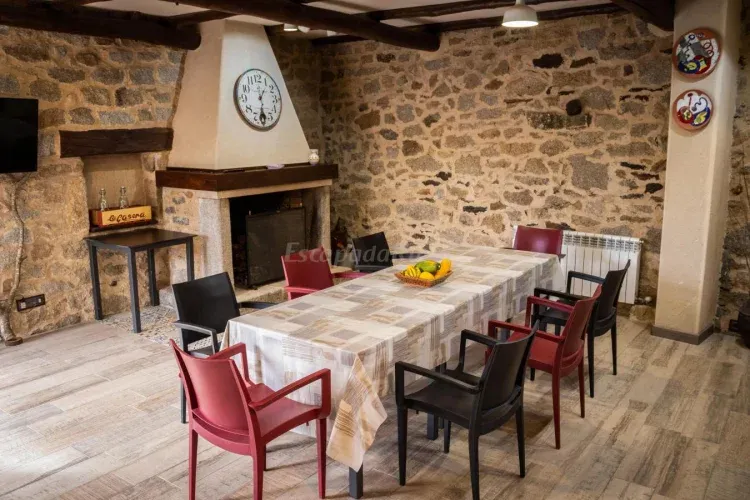 Imagen de Salón de planta baja con chimenea y acceso al jardín