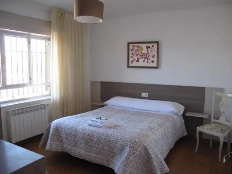 Imagen de Una de las habitaciones con cama de matrimonio
