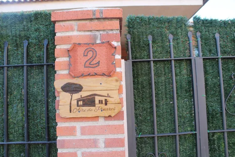 Imagen de Número y logotipo de Aire de Pinares
