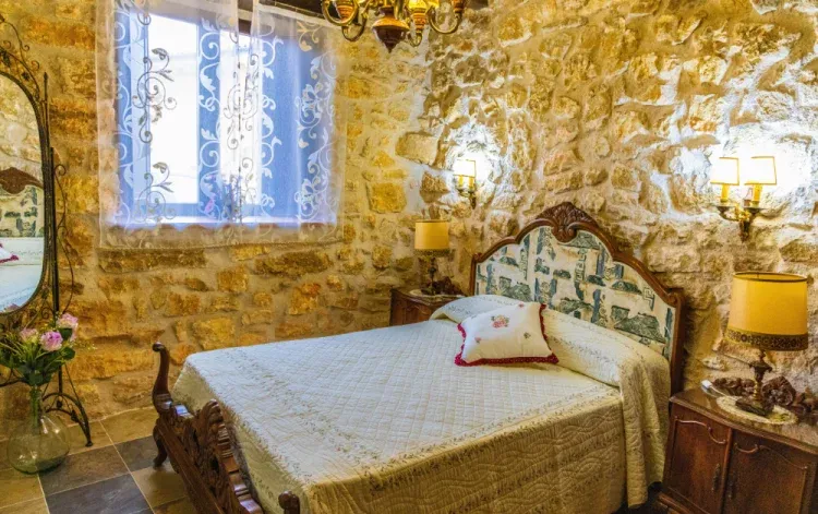 Imagen de su dormitorio con estilo de madera noble
