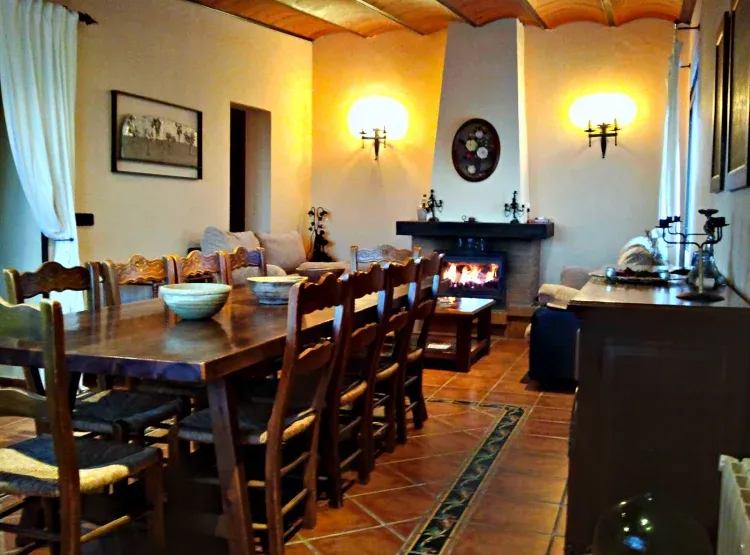 Imagen de La casa rural  La Zarza posee una capacidad entre 10-12 plazas, es el más grande de todos, conjuga el encanto del antiguo cortijo rústico con las comodidades de las tecnologías actuales para hacer lo más grata posible su estancia. La Zarza dispone de 3 salones, dos chimeneas, 5 dormitorios , calefacción central en toda la casa, un gimnasio y un gran merendero con piscina privada y barbacoa, así como una terraza con vista panorámica entre otras características.