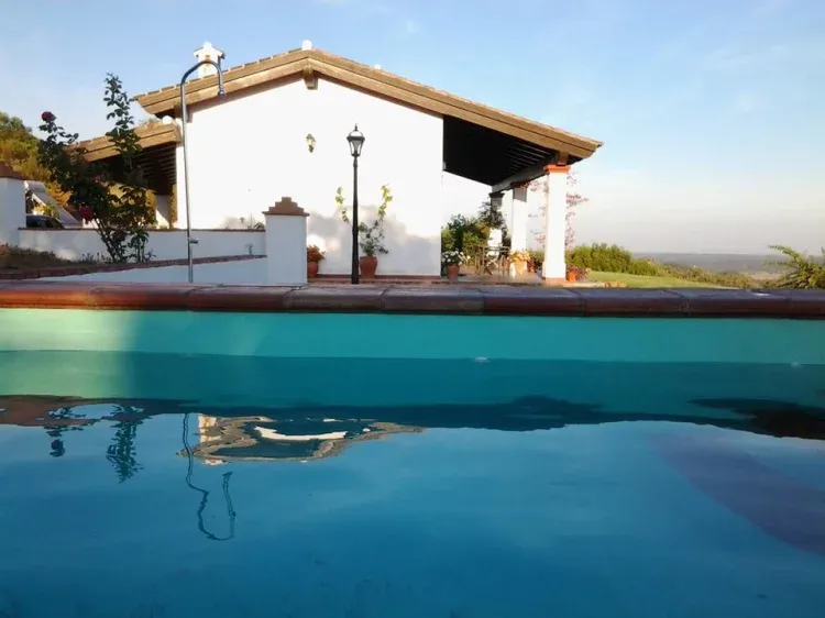Imagen de Vista piscina y casa