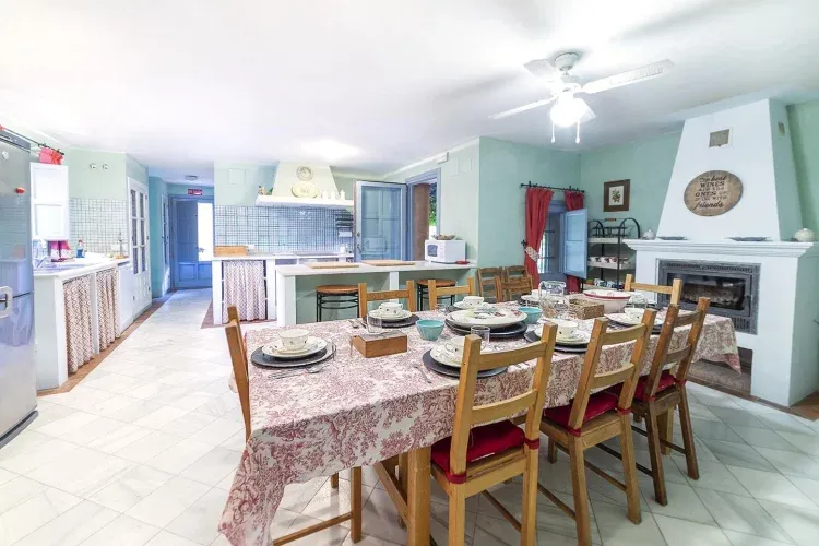 Imagen de Comedor en la cocina, mesa y sillas para 13 comensales 