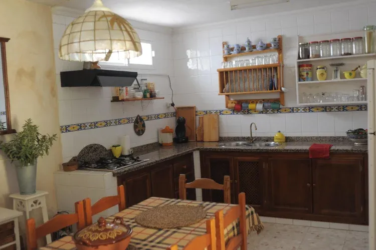 Imagen de Cocina completamente equipada abierta al comedor