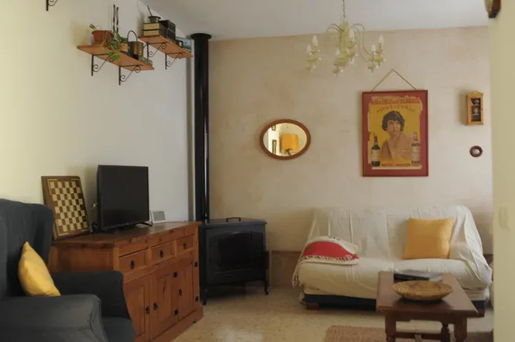 Imagen de Salón con estufa de leña