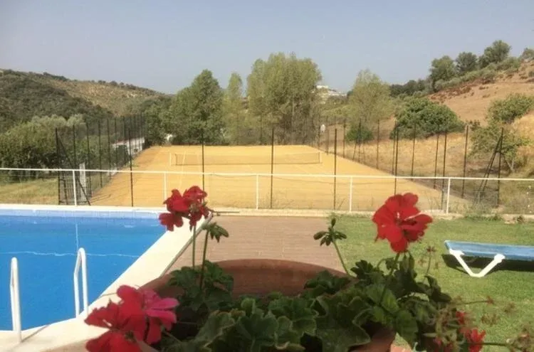 Imagen de Piscina y pista de tenis