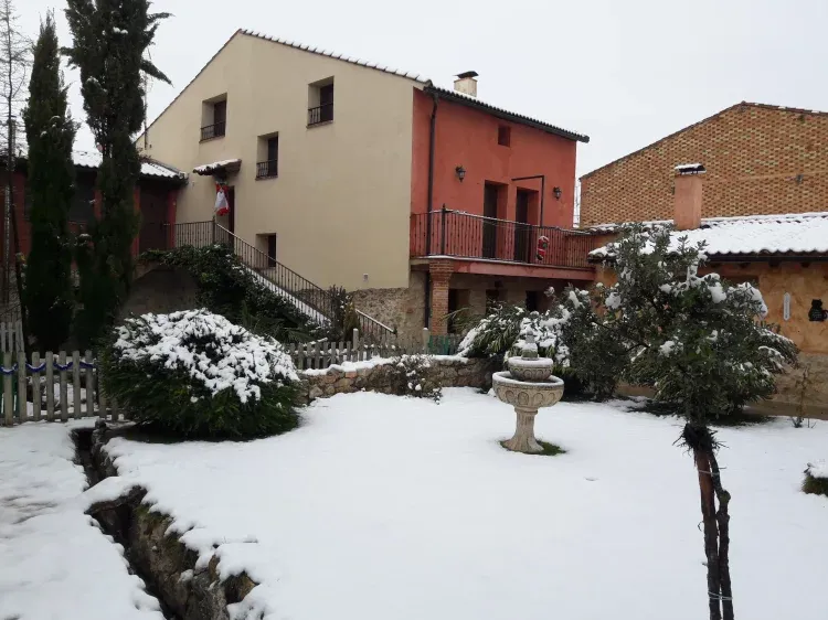 Imagen de Fachada exterior y jardín