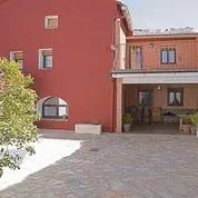 Imagen de Fachada con patio empedrado cerrado ,ideal para tener a los niños controlados 