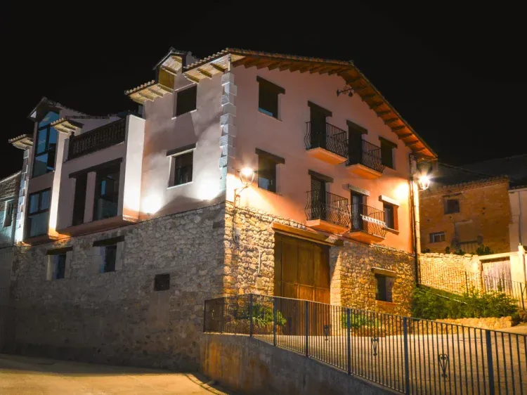 Imagen de vista nocturna de la casa