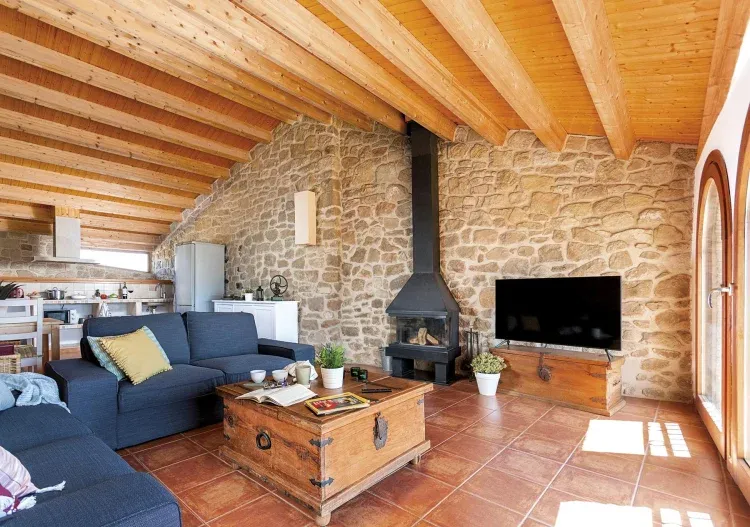 Imagen de APARTAMENTO ROQUES: Amplio salón comedor con chimenea.