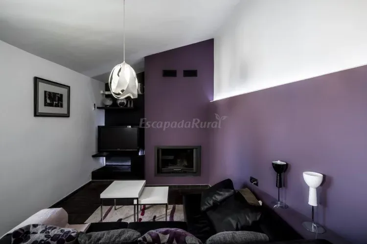 Imagen de Sala de estar con TV Led y chimenea de leña  que evita el olor a humo