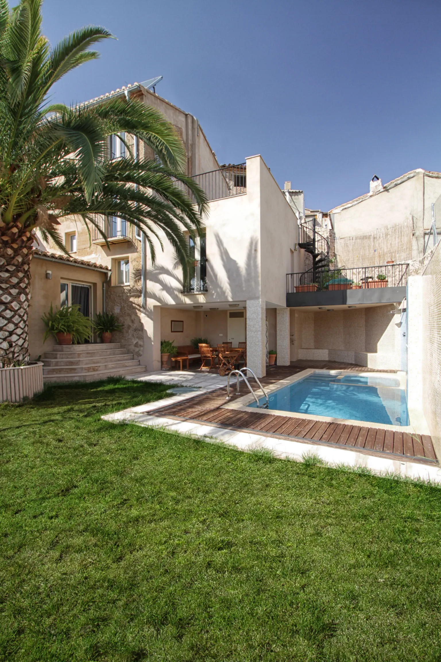 Imagen de Jardín con piscina privada