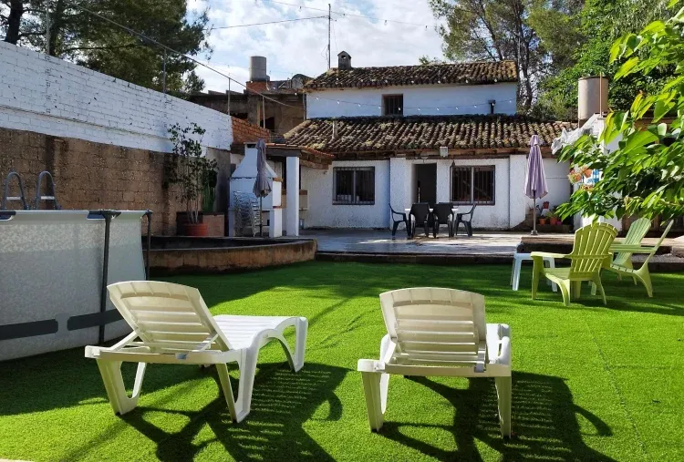 Imagen de Patio trasero con piscina en temporada