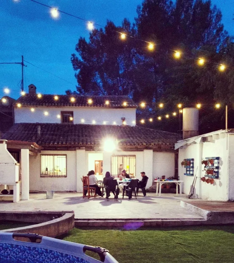 Imagen de Patio trasero noche