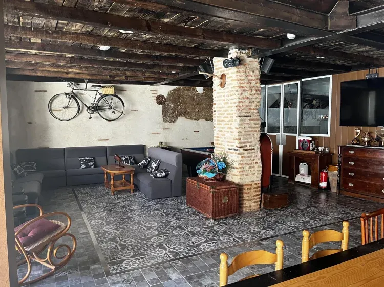 Imagen de Zona de descanso con decoración rústica.