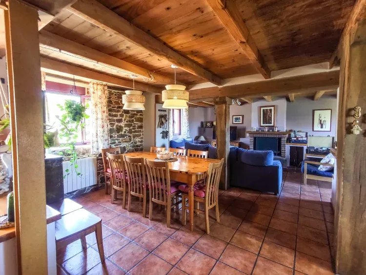 Imagen de Comedor con una de las mesas.