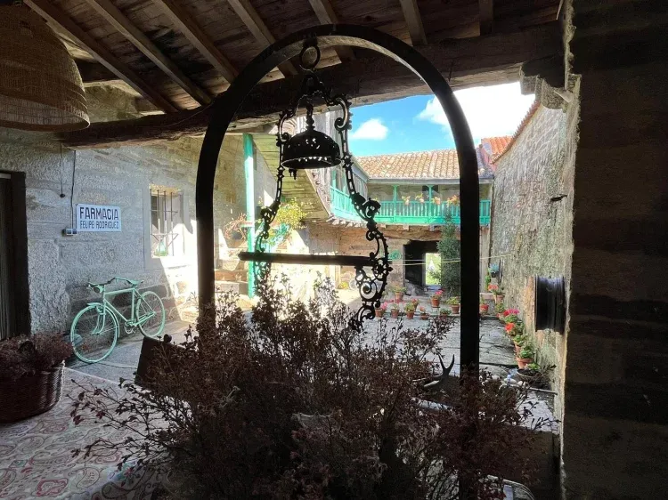 Imagen de patio y pozo de la botica